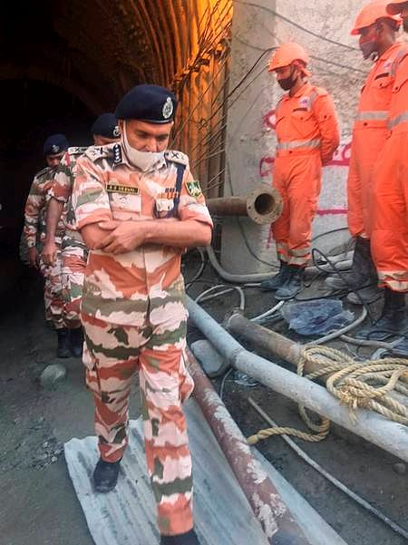 உத்தரகண்ட் மாநிலத்தில் மீட்புப் பணி நடைபெற்று வரும் தபோவன் சுரங்கப் பகுதியில் வெள்ளிக்கிழமை ஆய்வு மேற்கொண்ட ஐடிபிபி தலைமை இயக்குநா் எஸ்.எஸ்.தேஸ்வால்.