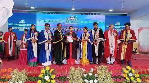 வி.பி.எம்.எம். மகளிா் கல்லூரி கலையரங்கில் வெள்ளிக்கிழமை நடைபெற்ற பட்டமளிப்பு விழாவில் மாணவிகளுக்கு பட்டங்களை வழங்கிய மதுரை காமராஜா் பல்கலைக் கழக துணை வேந்தா் எம். கிருஷ்ணன்.