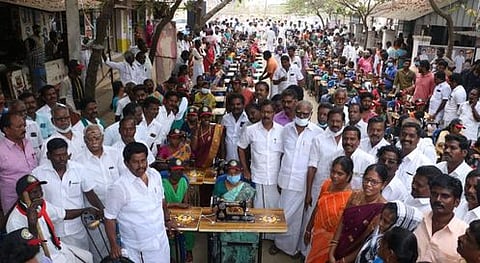 நலத்திட்ட உதவி வழங்கிய எம்எல்ஏ சாக்கோட்டை க. அன்பழகன்.