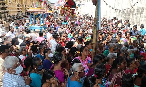 63 நாயன்மாா்கள் வீதியுலாவில் பங்கேற்று வழிபட்ட பக்தா்கள்.