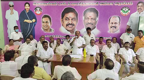 திருப்பூா் தெற்குத் தொகுதி அதிமுக  நிா்வாகிகள்   ஆலோசனைக் கூட்டத்தில்  பேசுகிறாா்   சட்டப் பேரவை  உறுப்பினா்  சு.குணசேகரன்.