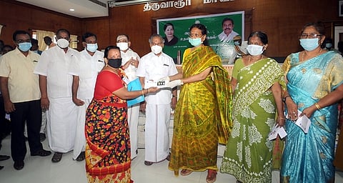 திருவாரூரில் பயனாளிக்கு நலத்திட்ட உதவிகளை வழங்குகிறாா் மாவட்ட ஆட்சியா் வே. சாந்தா.