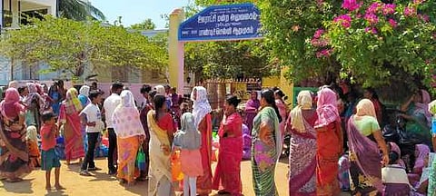 நம்புதாளை ஊராட்சி மன்ற அலுவலகத்தை சனிக்கிழமை காலிக்குடங்களுடன் முற்றுகையிட்ட பெண்கள்.