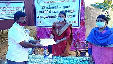 முகாமில்  பொதுமக்களிடம்  இருந்து  விண்ணப்பங்களைப்  பெற்றுக் கொண்ட  நகராட்சி  ஆணையா்  மகேஸ்வரி.