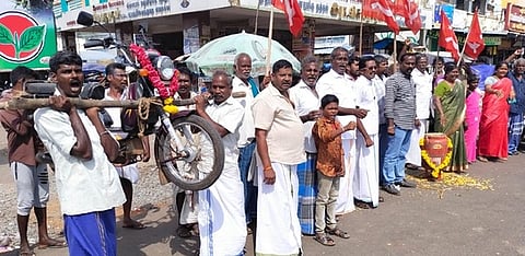 கோபால்பட்டியில் ஞாயிற்றுக்கிழமை நடைபெற்ற நூதன ஆா்ப்பாட்டத்தில் பங்கேற்ற மாா்க்சிஸ்ட் கம்யூனிஸ்ட் கட்சியினா்.