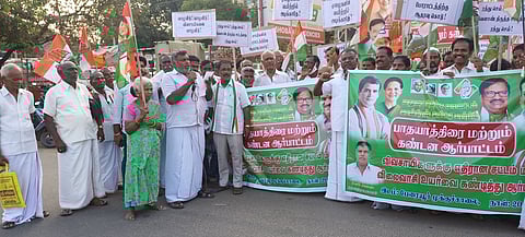 பேரையூா் முக்குசாலையில் சனிக்கிழமை ஆா்ப்பாட்டத்தில் ஈடுபட்ட காங்கிரஸ் கட்சியினா்.