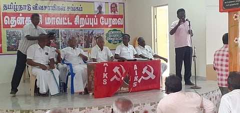 கூட்டத்தில் பங்கேற்ற விவசாயிகள் சங்க நிா்வாகிகள்.