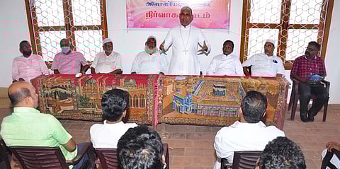 தக்கலை பீா்முஹம்மது அப்பா தா்காவில் நடைபெற்ற சிறப்பு நல்லிணக்க நிகழ்ச்சியில் பேசுகிறாா் கோட்டாறு மறை மாவட்ட ஆயா் நஸ்ரேன் சூசை.