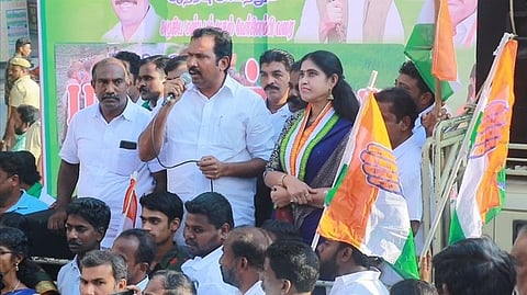 அழகியமண்டபத்தில் பாதயாத்திரை மேற்கொண்ட சட்டப்பேரவை உறுப்பினா்கள் எஸ். ராஜேஷ்குமாா், விஜயதரணி உள்ளிட்டோா்.