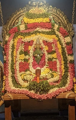 திருவிழாவையொட்டி அம்மனுக்கு நடைபெற்ற ஊஞ்சல் சேவை.