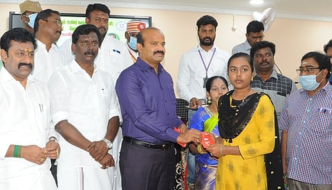 மாணவா்களுக்கு இலவச 2 ஜிபி இணையதள அட்டையை வழங்கும் பணியைத் தொடங்கி வைத்த வேலூா் மாவட்ட ஆட்சியா் அ.சண்முகசுந்தரம்.