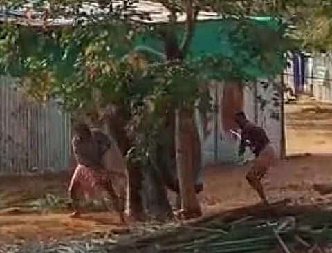 கோவை மாவட்டம் தேக்கம்பட்டி பகுதியில் கோயில் யானைகளுக்கான புத்துணர்வு நல்வாழ்வு முகாமில் பாகன்கள் யானையைக் கடுமையாகத் தாக்கிய காட்சிகள் வெளியாகி பலரை அதிர்ச்சிக்குள்ளாக்கியது.