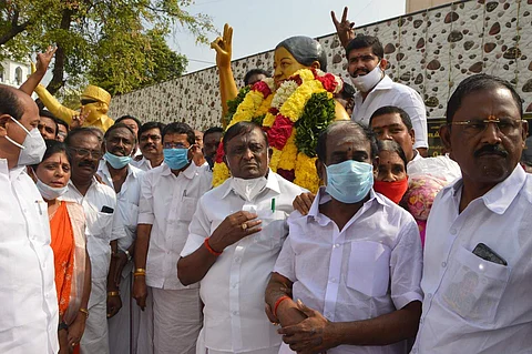 ஈரோட்டில் ஜெயலலிதா சிலைக்கு அதிமுகவினர் மாலை அணிவித்து மரியாதை