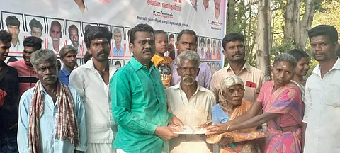 போடி கொட்டகுடி மலை கிராமத்தில் இலவச வேட்டி சேலை வழங்கப்பட்டது.