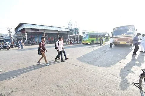 தருமபுரி நகரப் பேருந்து நிலையத்தில் குறைந்த எண்ணிக்கையில் நிறுத்தப்பட்டிருந்த பேருந்துகள்.