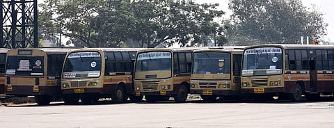 14வது ஊதிய ஒப்பந்தத்தை உடனடியாக நிறைவேற்ற கோரி போக்குவரத்து ஊழியர்களின் காலவரையற்ற வேலைநிறுத்தப் போராட்டத்தில் ஈடுபட்டு வருவதால் பணிமனையில் பேருந்துகள் நிறுத்தி வைப்பு.