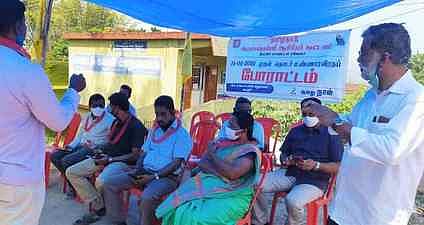 கூடலூரில் தொடா் உண்ணாவிரதப் போராட்டத்தில் ஈடுபட்டுள்ள ஆசிரியா்கள்.