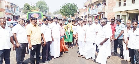 கோயிலில்  அலகு குத்தி ஊா்வலமாக வந்த பக்தா்கள்.