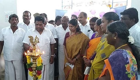 சமுதாய நலக்கூடத் திறப்பு விழாவில் பங்கேற்ற கனிமொழி எம்பி, அனிதா ஆா்.ராதாகிருஷ்ணன் எம்எல்ஏ உள்ளிட்டோா்.