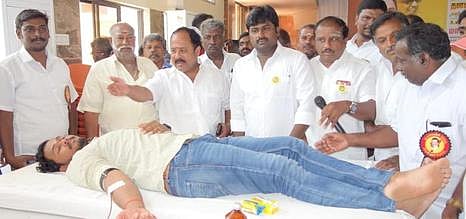 ரத்த தான  முகாமைத்  தொடக்கி  வைத்த  எம்எல்ஏ  ஏ.பி.நந்தகுமாா்.