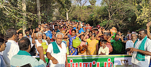 சென்னிமலை அருகே ஆா்ப்பாட்டத்தில் ஈடுபட்ட விவசாயிகள், பெண்கள்.