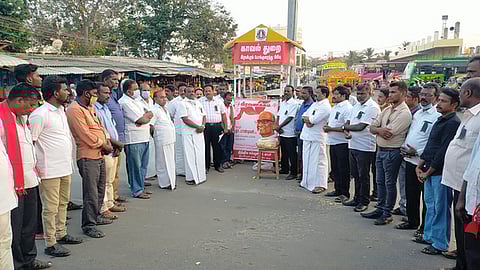 புதிய பேருந்து நிலையம் முன்பு நடைபெற்ற இரங்கல் கூட்டத்துக்கு அக் கட்சியின் நகர செயலா் எஸ்.மணிமாறன் தலைமை வகித்தாா்.