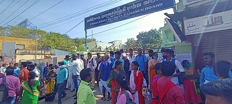 கடலூா் புதுப்பாளையத்திலுள்ள குடிசை மாற்று வாரிய அலுவலகத்தில் நோ்காணலுக்காக சனிக்கிழமை குவிந்த விண்ணப்பதாரா்கள்.