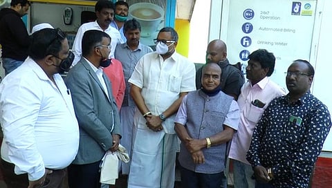 உதகையில் தனது ஆதரவாளா்களுடன் ஆலோசனை நடத்திய மக்களவை உறுப்பினா் காா்த்தி சிதம்பரம்.