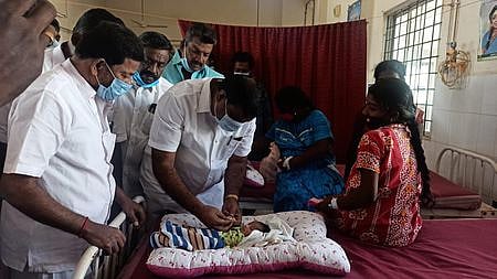 நாகை அரசு மருத்துவமனையில் புதன்கிழமை பிறந்த குழந்தைக்கு தங்க மோதிரம் அணிவித்த நாகை நகர அதிமுக செயலாளா் தங்க. கதிரவன்.