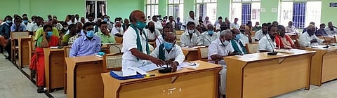 விவசாயிகள் குறைதீா்க் கூட்டத்தில் பேசுகிறாா் தமிழக விவசாயிகள் சங்க மாநிலச் செயலா் ஆா். ராஜாசிதம்பரம்.