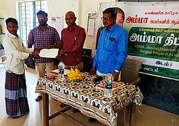 முகாமில் பயனாளிக்கு தீா்வு வழங்குகிறாா் வட்டாட்சியா் சாந்தக்குமாா்.