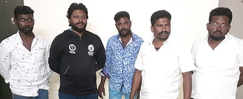 போடியில் சனிக்கிழமை அதிகாலை கைது செய்யப்பட்ட 5 போ். (அடுத்த படம்) அவா்களிடமிருந்து பறிமுதல் செய்யப்பட்ட ஆயுதங்கள்.