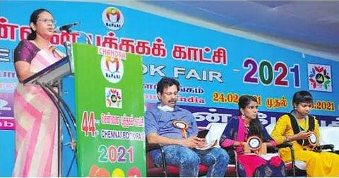 ‘புத்தகத்தின் வளா்சிதை மாற்றம்’ என்ற தலைப்பில் உமா மகேஸ்வரி பேசுகையில்..