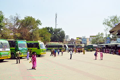 விருதுநகா் பழைய பேருந்து நிலையத்திலிருந்து சனிக்கிழமை இயக்கப்பட்ட குறைந்த அளவிலான பேருந்துகள்.