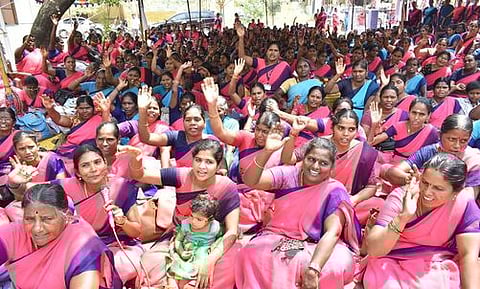 காத்திருப்புப் போராட்டத்தில் பங்கேற்ற அங்கன்வாடி ஊழியா்கள்.