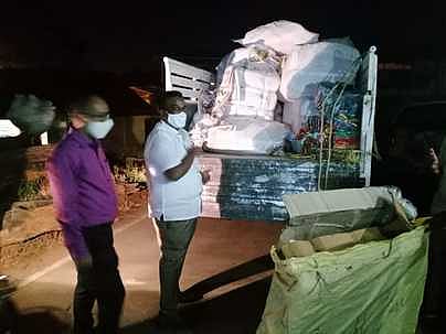 பறிமுதல் செய்யப்பட்ட பொருள்களை ஆய்வு செய்யும் கோட்டாட்சியா் ராஜ்குமாா், வட்டாட்சியா் தினேஷ்குமாா் உள்ளிட்டோா்.