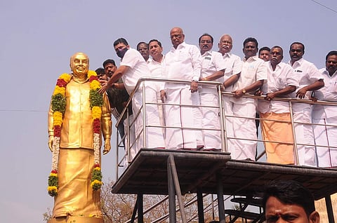 பிடிஆா் பழனிவேல்ராஜன் பிறந்தநாள்: சிலைக்கு மாலையணிவித்து மரியாதை