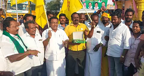 பாமகவினா் பட்டாசு வெடித்து,ம் பொதுமக்களுக்கு இனிப்புகள் வழங்கியும் மகிழ்ச்சியை வெளிப்படுத்தினா்.