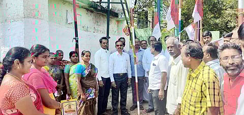 காங்கயத்தில் தையல் கலைஞா்கள் தின கொடியேற்ற நிகழ்ச்சியில் பங்கேற்றோா்.