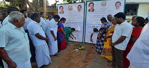 கரூா் காதப்பாறை ஊராட்சியில் ஜல்ஜீவன் திட்டத்தில் புதிய குடிநீா்த் திட்டப்பணியை குத்துவிளக்கேற்றி தொடக்கி வைக்கிறாா் மாவட்ட ஊரக வளா்ச்சி முகமையின் கூடுதல் இயக்குநா் எஸ்.கவிதா. உடன், கரூா் நகர கூட்டுறவு