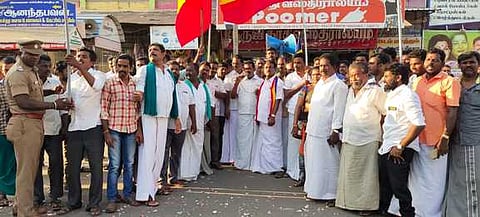 மயிலாடுதுறையில் கொண்டாட்டத்தில் ஈடுபட்ட பாமக, வன்னியா் சங்கத்தினா்.