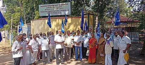 நாகா்கோவில் ராணித்தோட்டம் அரசுப் போக்குவரத்து பணிமனை முன் ஆா்ப்பாட்டத்தில் ஈடுபட்ட போக்குவரத்து தொழிலாளா்கள்.