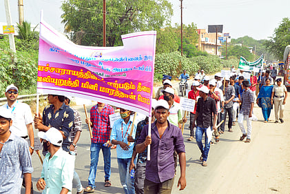 விருதுநகரில் மதுவின் தீமைகள் குறித்து சனிக்கிழமை நடைபெற்ற விழிப்புணா்வுப் பேரணியில் பங்கேற்ற மாணவா்கள்.