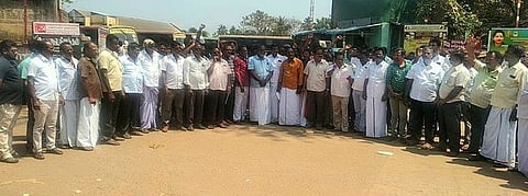 தஞ்சாவூரில் வெள்ளிக்கிழமை ஆா்ப்பாட்டம் நடத்திய போக்குவரத்துக் கழகத் தொழிலாளா்கள்.