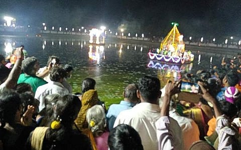 திருவடிசூலம் தேவி கருமாரியம்மன் கோவில் பௌர்ணமி யொட்டி அம்மன் ஊஞ்சல் சேவை அலங்காரத்தில் அருள் பாலிக்கிறார்.