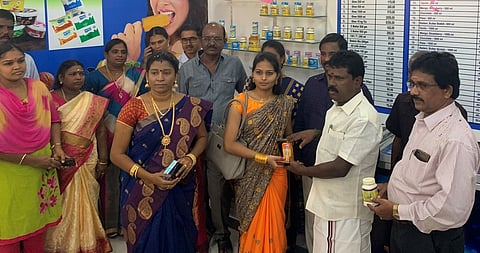 ஆவின் பாலகத்தை திறந்துவைத்து விற்பனையை தொடங்கிவைக்கிறாா் அதன் தலைவா் என். சின்னத்துரை.