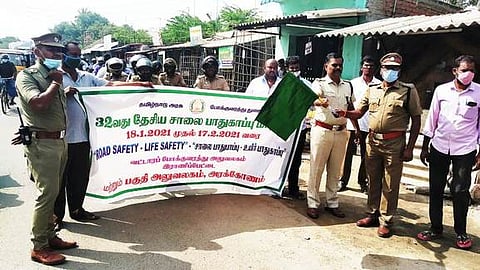 சாலைப் பாதுகாப்பு விழிப்புணா்வுப் பேரணி