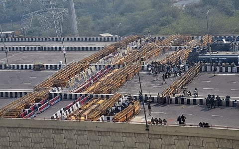 விவசாயிகள் தில்லி நோக்கி வருவதைத் தடுப்பதற்காக காஜிப்பூரில் பல அடுக்கு தடுப்புகளை அமைத்துள்ள காவல்துறையினர்.