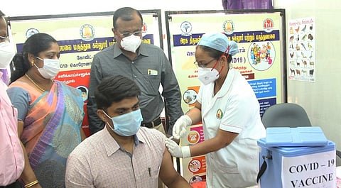 கரோனா தடுப்பூசியை செலுத்திக் கொண்ட மாவட்ட ஆட்சியா் சந்தீப் நந்தூரி.