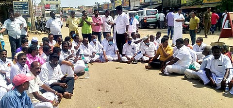 காரைக்குடி அண்ணா சிலை அருகே வியாழக்கிழமை காரைக்குடி சட்டபேரவை உறுப்பினா் கேஆா். ராமசாமி தலைமையில் சாலை மறியலில் ஈடுபட்ட காங்கிரஸ் கட்சியினா்.